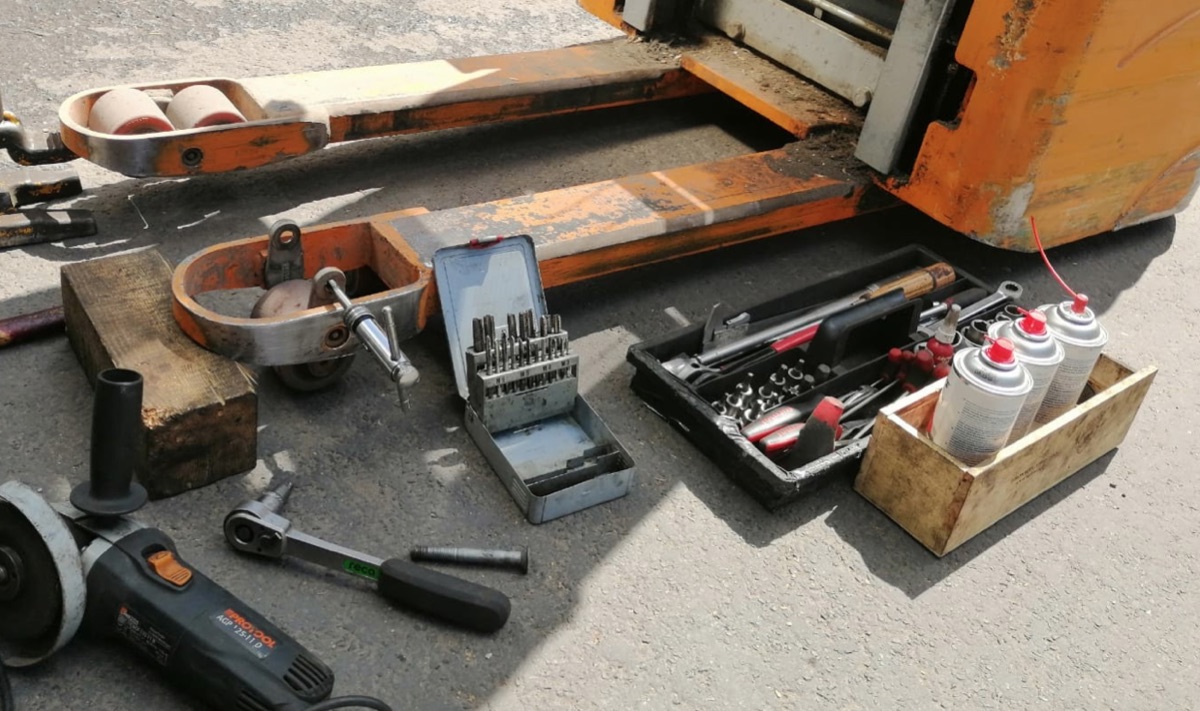Reparatur eines Hubwagens mit Werkzeug